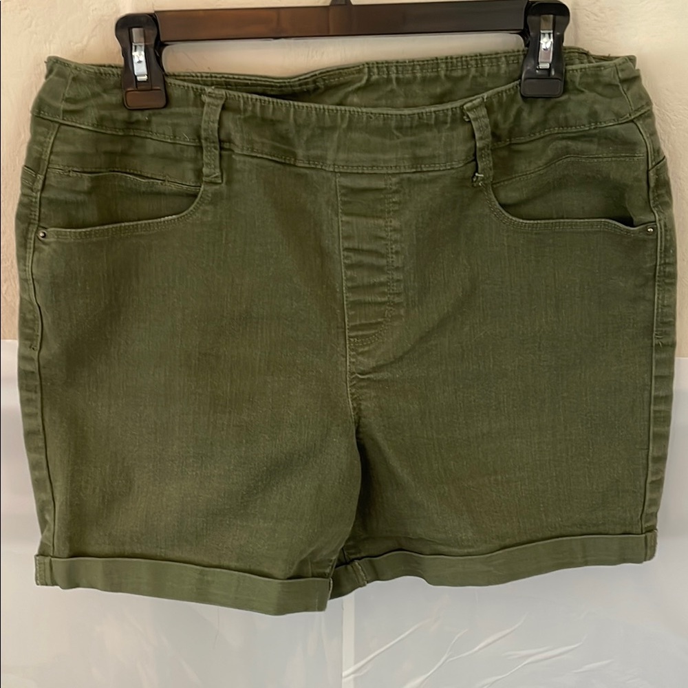 Time and Tru Green Bermuda Shorts Elastic Waist
